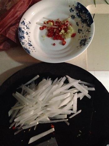 萝卜丝红烧鲫鱼怎么做，萝卜丝红烧鲫鱼怎么做好吃，萝卜丝红烧鲫鱼做法