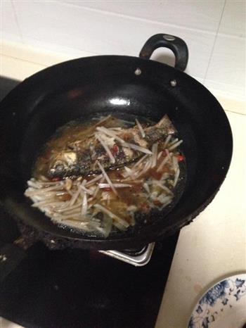 萝卜丝红烧鲫鱼怎么做，萝卜丝红烧鲫鱼怎么做好吃，萝卜丝红烧鲫鱼做法