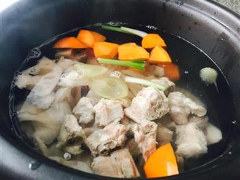 排骨莲藕胡萝卜汤怎么做，排骨莲藕胡萝卜汤怎么做好吃，排骨莲藕胡萝卜汤做法