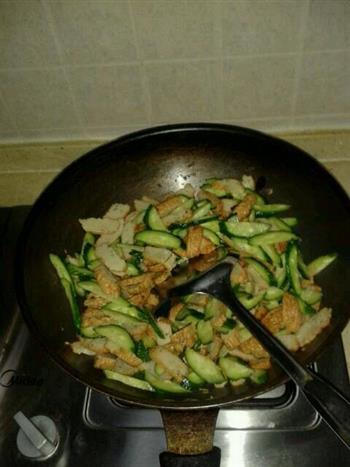 黄瓜炒鱼饼怎么做，黄瓜炒鱼饼怎么做好吃，黄瓜炒鱼饼做法