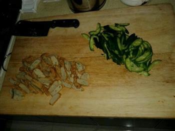 黄瓜炒鱼饼怎么做，黄瓜炒鱼饼怎么做好吃，黄瓜炒鱼饼做法