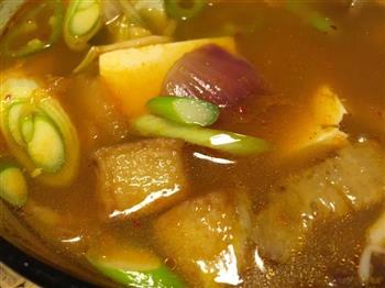 五花肉泡菜杂食汤怎么做，五花肉泡菜杂食汤怎么做好吃，五花肉泡菜杂食汤做法