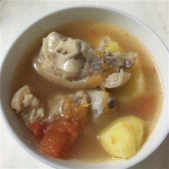 番茄土豆猪脚汤怎么做，番茄土豆猪脚汤怎么做好吃，番茄土豆猪脚汤做法