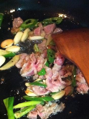鱿鱼炒肉怎么做，鱿鱼炒肉怎么做好吃，鱿鱼炒肉做法