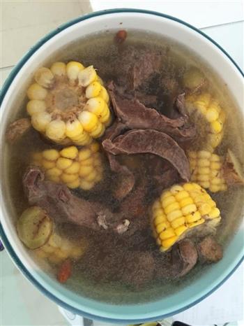 玉米猪心汤怎么做，玉米猪心汤怎么做好吃，玉米猪心汤做法