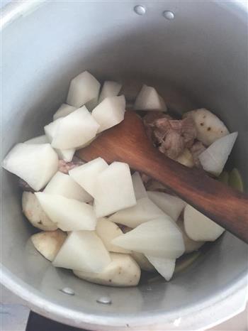 芋头萝卜排骨汤怎么做，芋头萝卜排骨汤怎么做好吃，芋头萝卜排骨汤做法