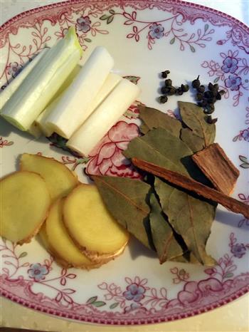 蕃茄洋葱牛尾汤怎么做，蕃茄洋葱牛尾汤怎么做好吃，蕃茄洋葱牛尾汤做法