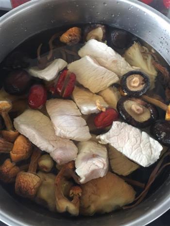 杂菌瘦肉汤怎么做，杂菌瘦肉汤怎么做好吃，杂菌瘦肉汤做法