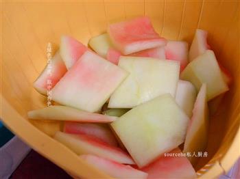 夏天清热解暑，西瓜皮骨头汤怎么做，夏天清热解暑，西瓜皮骨头汤怎么做好吃，夏天清热解暑，西瓜皮骨头汤做法