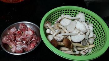 砂锅什菌排骨煲怎么做，砂锅什菌排骨煲怎么做好吃，砂锅什菌排骨煲做法
