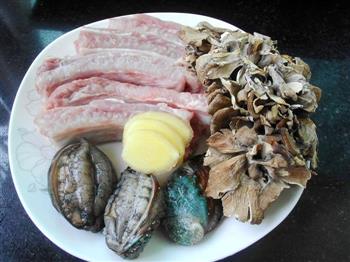 灰树花鲍鱼排骨汤怎么做，灰树花鲍鱼排骨汤怎么做好吃，灰树花鲍鱼排骨汤做法