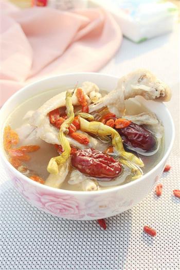 药材鸡汤怎么做，药材鸡汤怎么做好吃，药材鸡汤做法