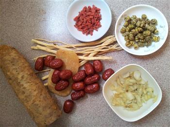 药材鸡汤怎么做，药材鸡汤怎么做好吃，药材鸡汤做法