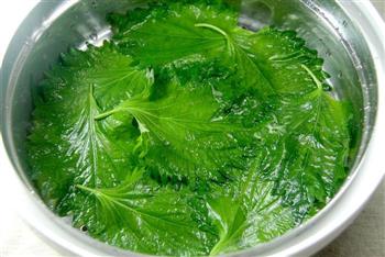 微波炉紫苏蒸蟹怎么做，微波炉紫苏蒸蟹怎么做好吃，微波炉紫苏蒸蟹做法