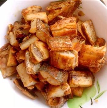 油煎咸鱼块怎么做，油煎咸鱼块怎么做好吃，油煎咸鱼块做法