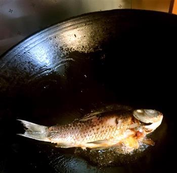 大理酸木瓜煮鲫鱼怎么做，大理酸木瓜煮鲫鱼怎么做好吃，大理酸木瓜煮鲫鱼做法
