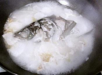 奶白色的鱼头汤怎么做，奶白色的鱼头汤怎么做好吃，奶白色的鱼头汤做法