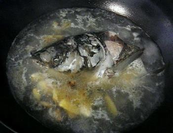 奶白色的鱼头汤怎么做，奶白色的鱼头汤怎么做好吃，奶白色的鱼头汤做法