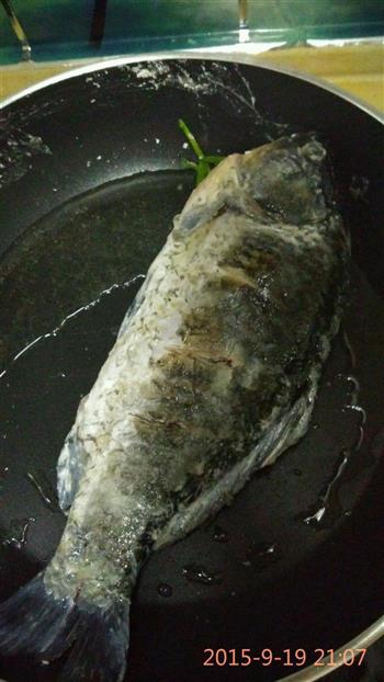 糟辣椒鲫鱼炖豆腐怎么做，糟辣椒鲫鱼炖豆腐怎么做好吃，糟辣椒鲫鱼炖豆腐做法