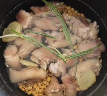 黄豆炖猪蹄汤-冬季暖身怎么做，黄豆炖猪蹄汤-冬季暖身怎么做好吃，黄豆炖猪蹄汤-冬季暖身做法