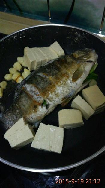 糟辣椒鲫鱼炖豆腐怎么做，糟辣椒鲫鱼炖豆腐怎么做好吃，糟辣椒鲫鱼炖豆腐做法