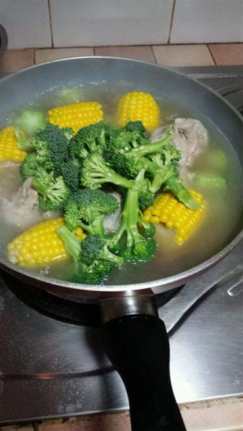 杂蔬大骨汤怎么做，杂蔬大骨汤怎么做好吃，杂蔬大骨汤做法