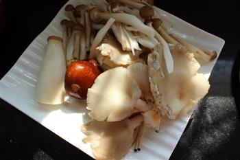 菌汤鱼锅怎么做，菌汤鱼锅怎么做好吃，菌汤鱼锅做法