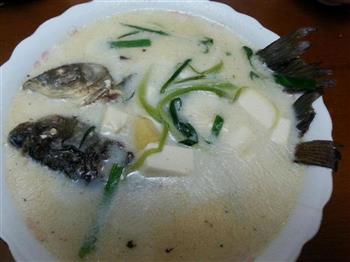 补钙鲫鱼豆腐汤怎么做，补钙鲫鱼豆腐汤怎么做好吃，补钙鲫鱼豆腐汤做法