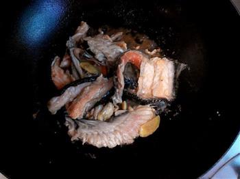 香菇豆腐炖鱼块怎么做，香菇豆腐炖鱼块怎么做好吃，香菇豆腐炖鱼块做法