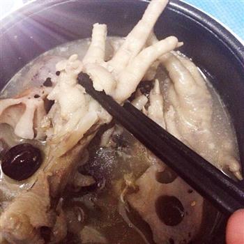鸡爪莲藕汤怎么做，鸡爪莲藕汤怎么做好吃，鸡爪莲藕汤做法