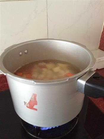 简易清润排骨汤怎么做，简易清润排骨汤怎么做好吃，简易清润排骨汤做法