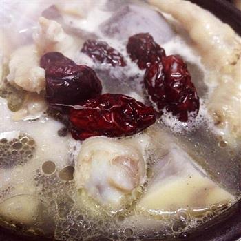 鸡爪莲藕汤怎么做，鸡爪莲藕汤怎么做好吃，鸡爪莲藕汤做法