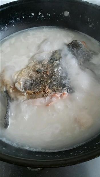 三文鱼头汤怎么做，三文鱼头汤怎么做好吃，三文鱼头汤做法