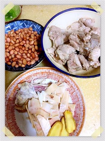 鱿鱼花生排骨汤怎么做，鱿鱼花生排骨汤怎么做好吃，鱿鱼花生排骨汤做法