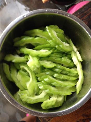 苦瓜炒小河虾怎么做，苦瓜炒小河虾怎么做好吃，苦瓜炒小河虾做法