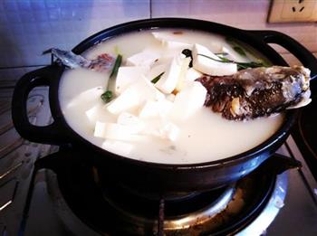 砂锅鲫鱼豆腐汤怎么做，砂锅鲫鱼豆腐汤怎么做好吃，砂锅鲫鱼豆腐汤做法