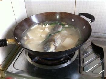砂锅鲫鱼豆腐汤怎么做，砂锅鲫鱼豆腐汤怎么做好吃，砂锅鲫鱼豆腐汤做法