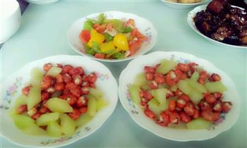 小龙虾炒老黄瓜怎么做，小龙虾炒老黄瓜怎么做好吃，小龙虾炒老黄瓜做法
