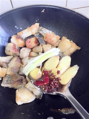 红烧咸鲤鱼怎么做，红烧咸鲤鱼怎么做好吃，红烧咸鲤鱼做法