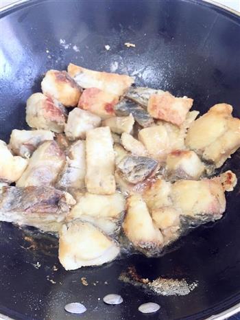 红烧咸鲤鱼怎么做，红烧咸鲤鱼怎么做好吃，红烧咸鲤鱼做法