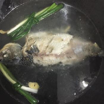 孕晚期家常菜-豆腐鲫鱼汤怎么做，孕晚期家常菜-豆腐鲫鱼汤怎么做好吃，孕晚期家常菜-豆腐鲫鱼汤做法