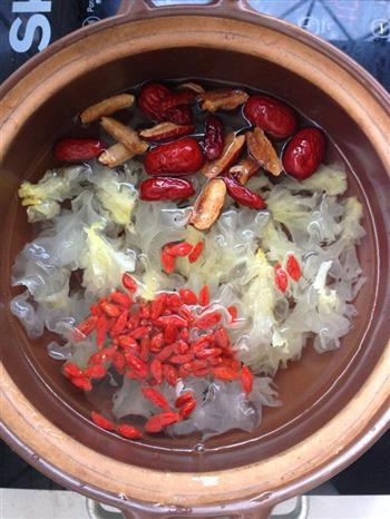 枸杞红枣银耳汤怎么做，枸杞红枣银耳汤怎么做好吃，枸杞红枣银耳汤做法