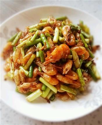 油爆蒜苔河虾怎么做，油爆蒜苔河虾怎么做好吃，油爆蒜苔河虾做法