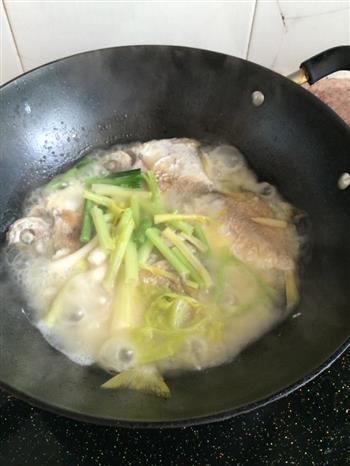 潮州风味-豆瓣酱煮小鲳鱼怎么做，潮州风味-豆瓣酱煮小鲳鱼怎么做好吃，潮州风味-豆瓣酱煮小鲳鱼做法