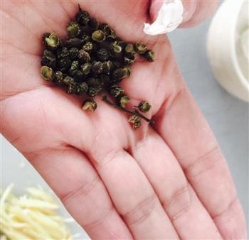 东北酸菜炖多宝鱼怎么做，东北酸菜炖多宝鱼怎么做好吃，东北酸菜炖多宝鱼做法