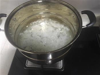 冰糖银耳莲子羹怎么做，冰糖银耳莲子羹怎么做好吃，冰糖银耳莲子羹做法