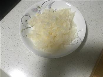 冰糖银耳莲子羹怎么做，冰糖银耳莲子羹怎么做好吃，冰糖银耳莲子羹做法