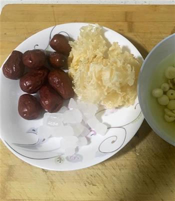 冰糖银耳莲子羹怎么做，冰糖银耳莲子羹怎么做好吃，冰糖银耳莲子羹做法
