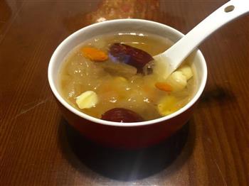 冰糖银耳莲子羹怎么做，冰糖银耳莲子羹怎么做好吃，冰糖银耳莲子羹做法
