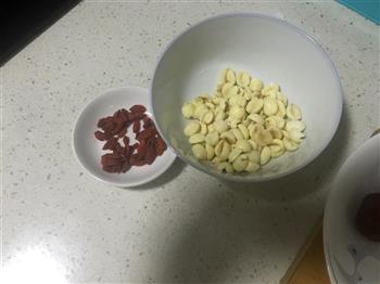 冰糖银耳莲子羹怎么做，冰糖银耳莲子羹怎么做好吃，冰糖银耳莲子羹做法